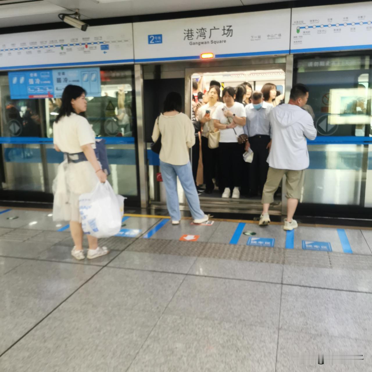 昨天下班时间，出于好奇去大连地铁2号线，港湾广场地铁站，站台里人并不是非常的多，