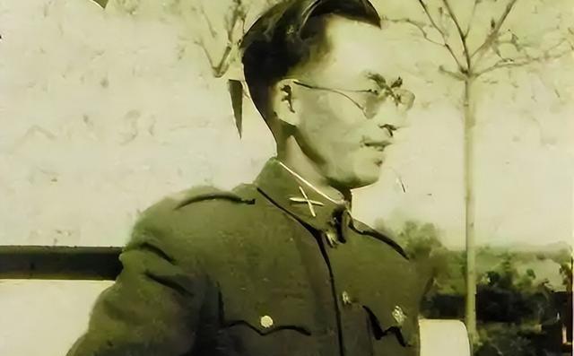 1949年，一位被俘的国军师长李碧光在审讯室里突然开口：“能否替我向周恩来发一封