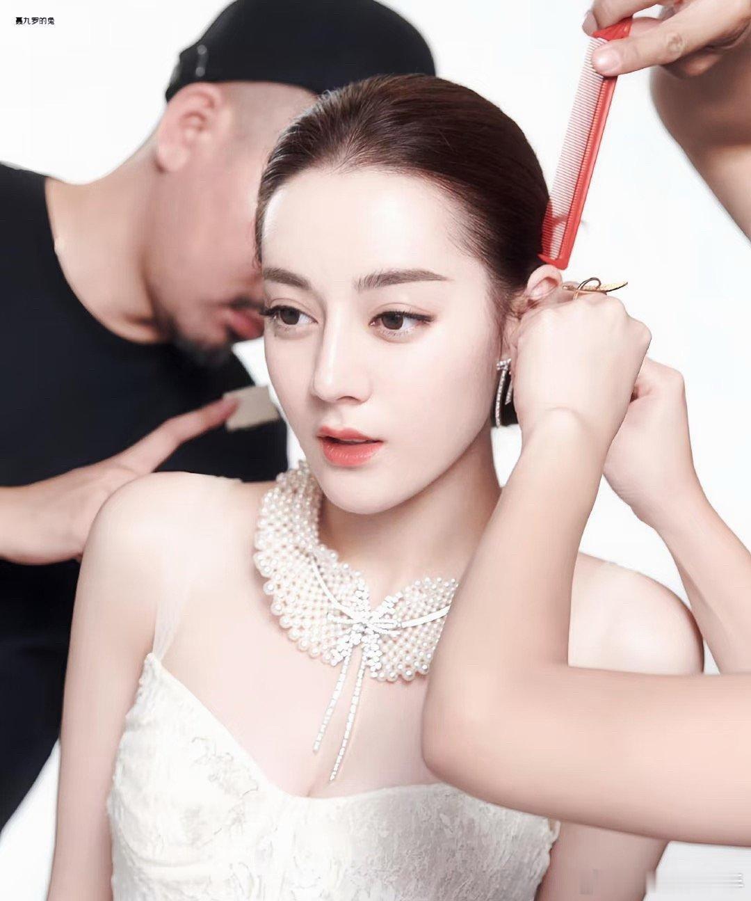 迪丽热巴梳大光明还能如此美萌迪丽热巴压根不畏惧贴头皮和大光明 ，美的很权威了！ 