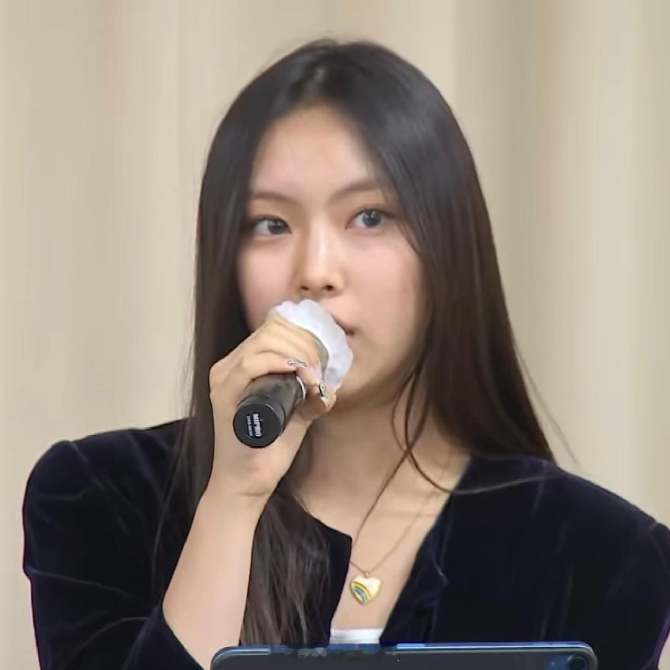 李惠仁戴了闵熙珍送的项链  李惠仁在发布会上佩戴了闵熙珍送的圣诞礼物项链。 