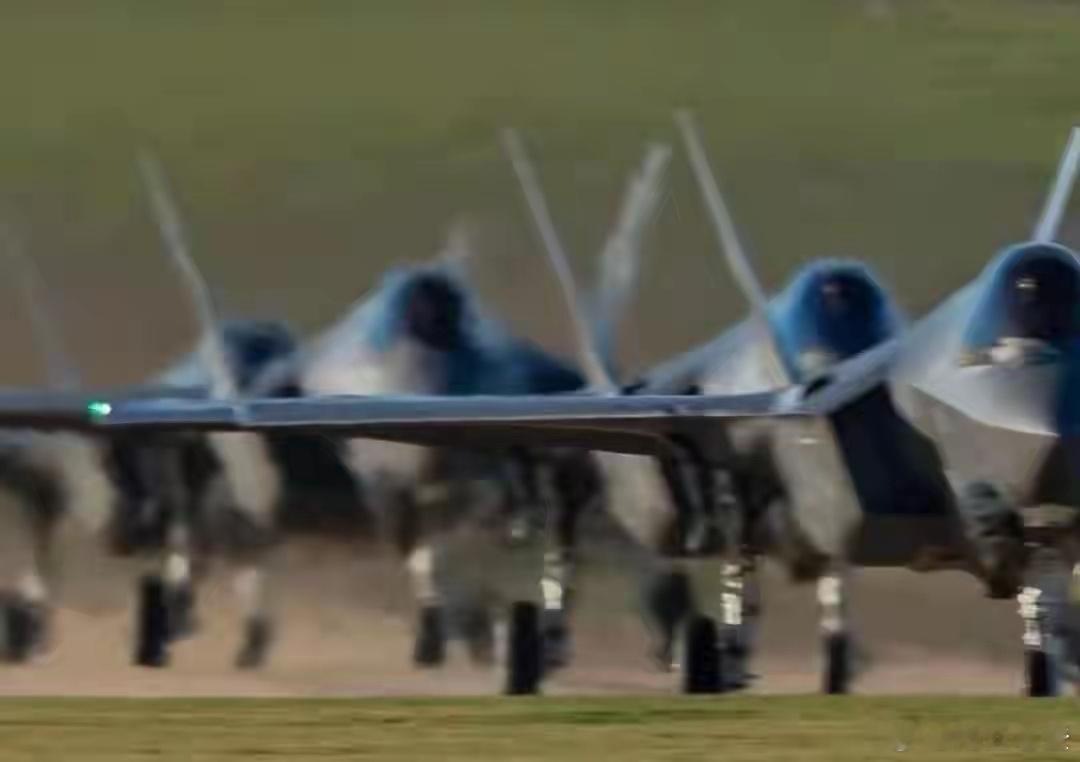 日本F35剑指中国，高市不演了，特朗普撕下伪装，动武摆上台面日本隐身战机压到中国