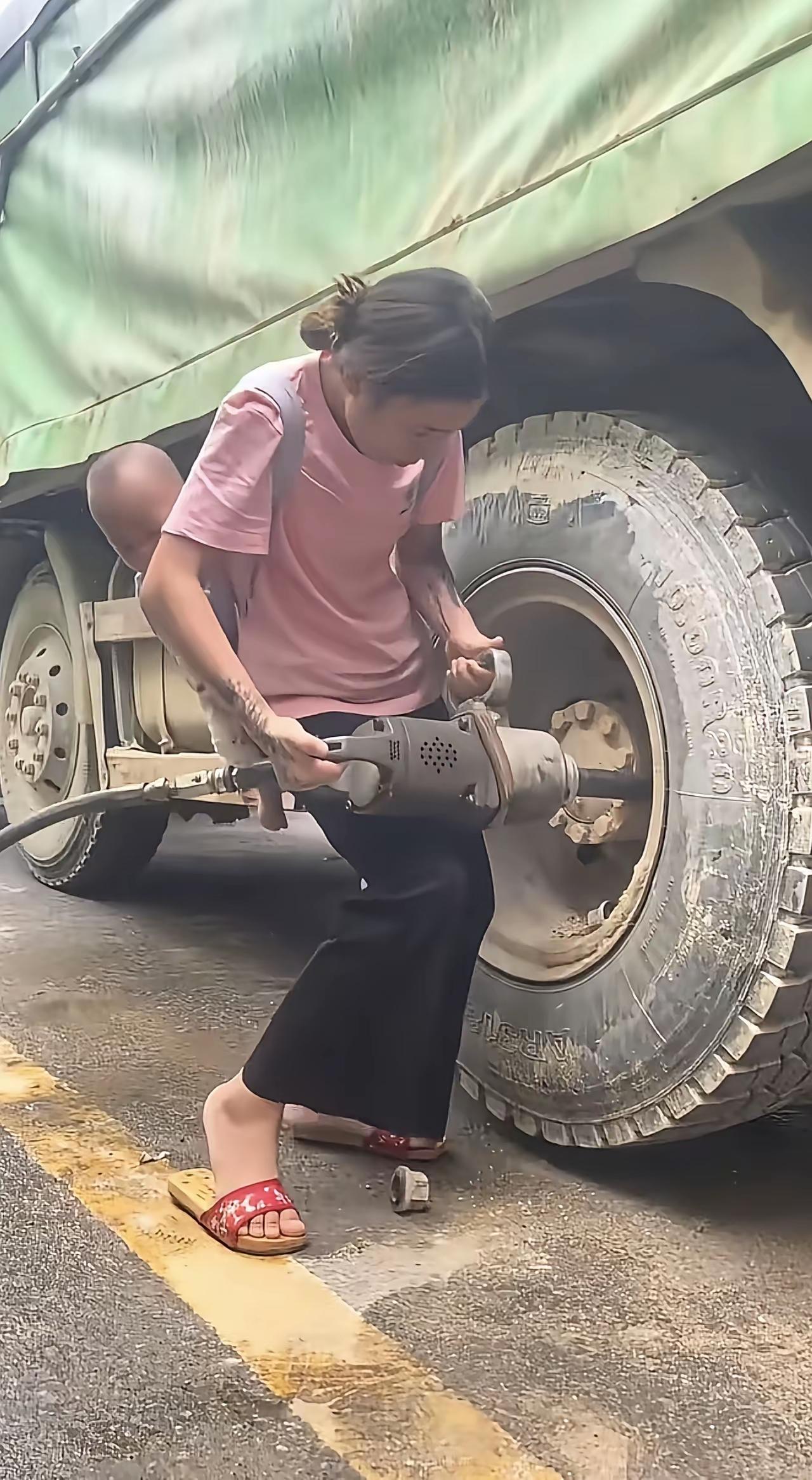 今天去修车看到的一幕，
这瘦弱的身体扛着生活的重担！
加油美女，为你点赞！