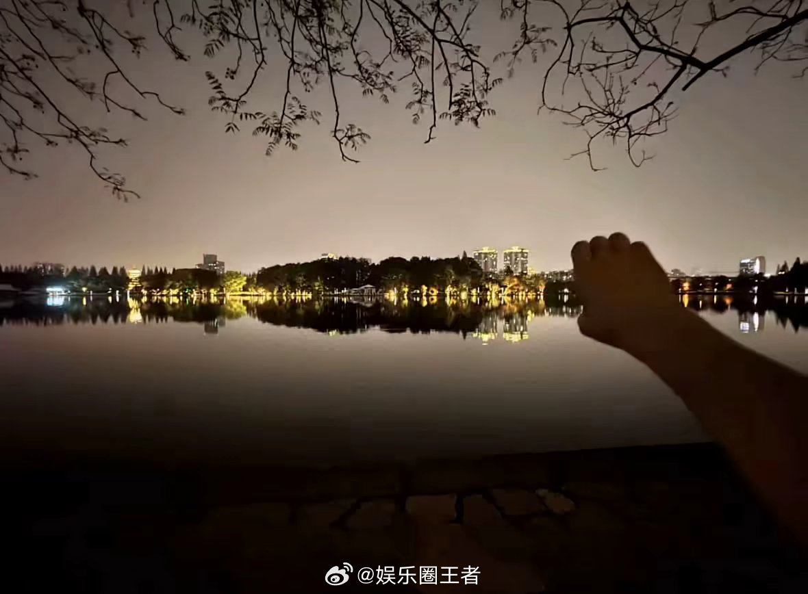 展轩合照呢这是谁啊？不认识？不要ya我们梓渝的热s，下去一些吧 ​​​