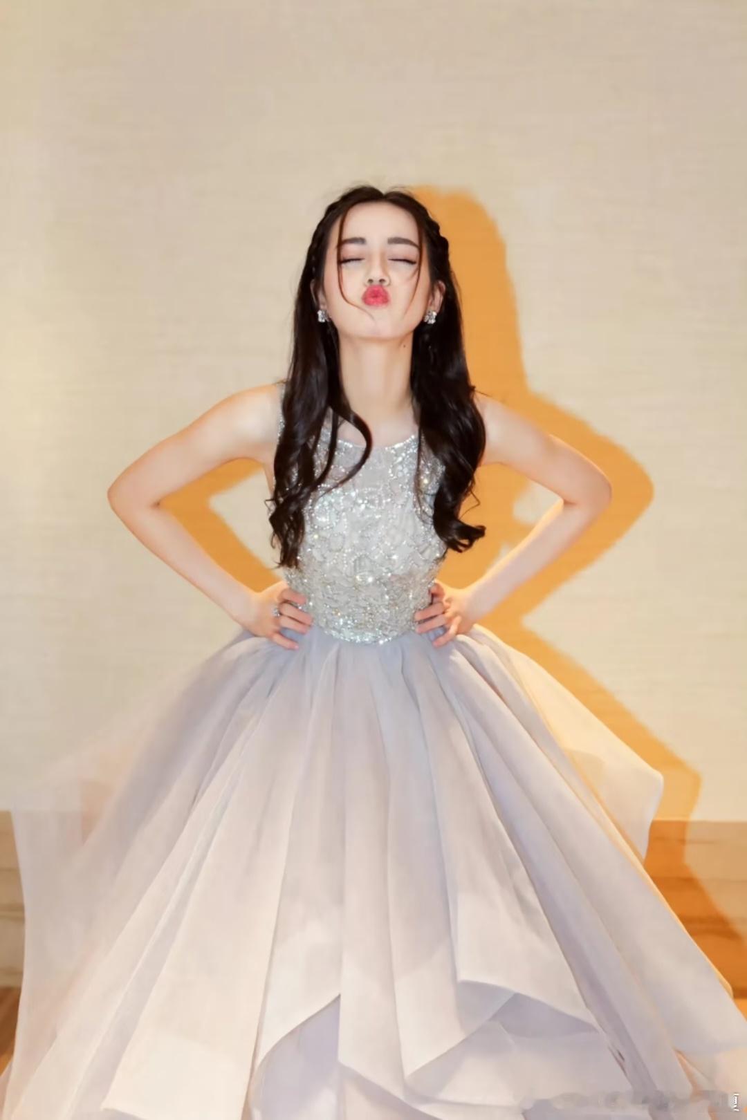 工作室每次不干人事，粉丝开玩笑说工作室有卧底，没想到真的有卧底，而且还是两个。其