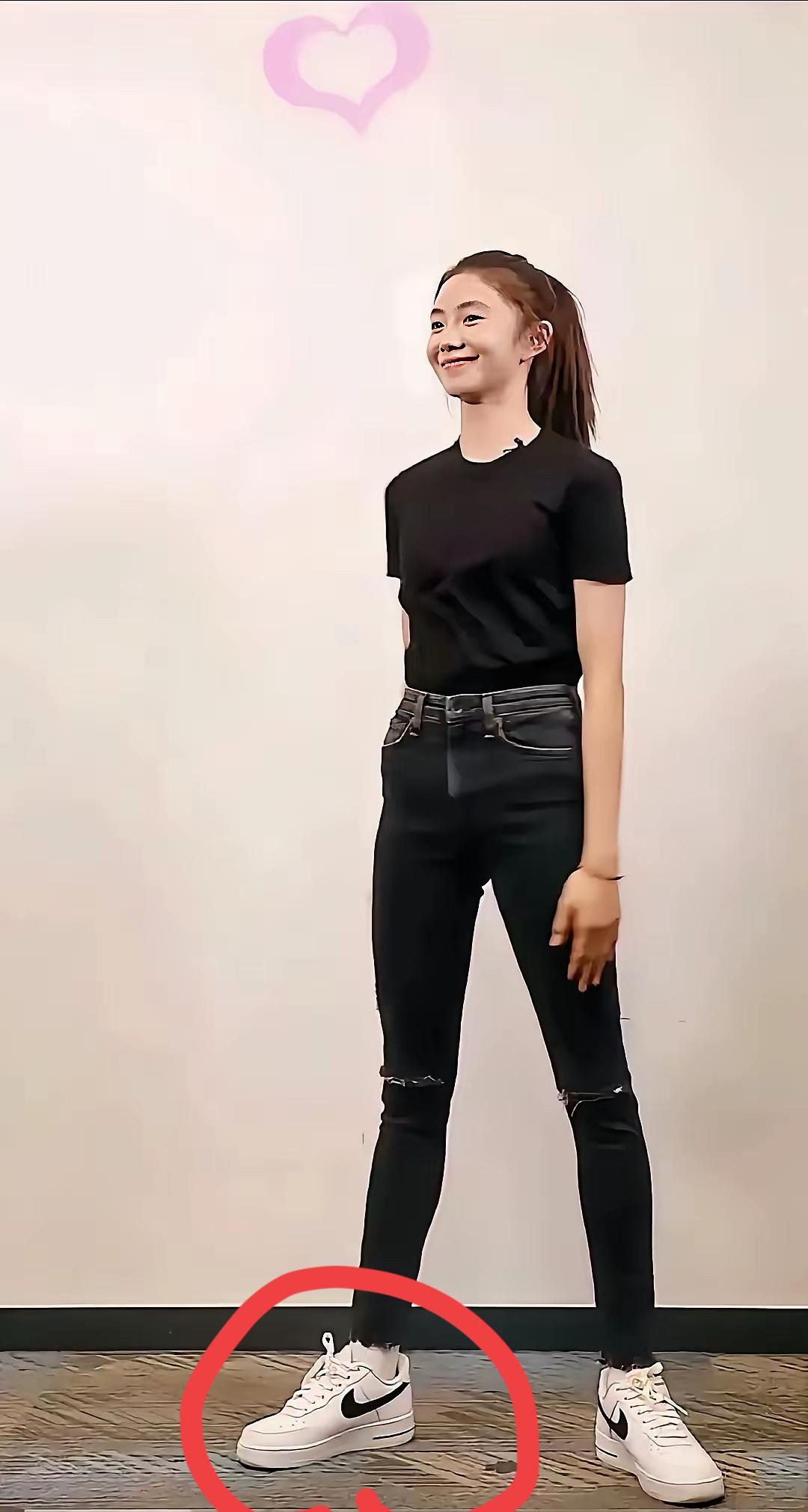 刘浩存穿的鞋子是什么牌子，白色颜色挺好看的