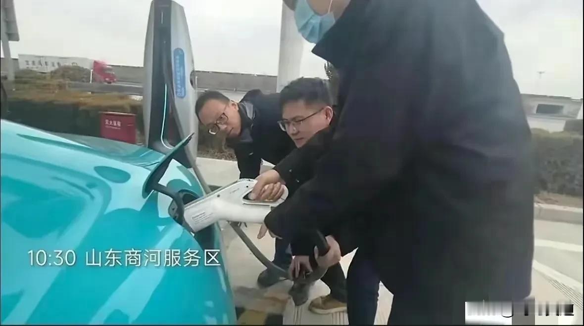 小米汽车充电需要三个人？
从这个图看小米充电头在车子正前方中间，当小米雷军充电的