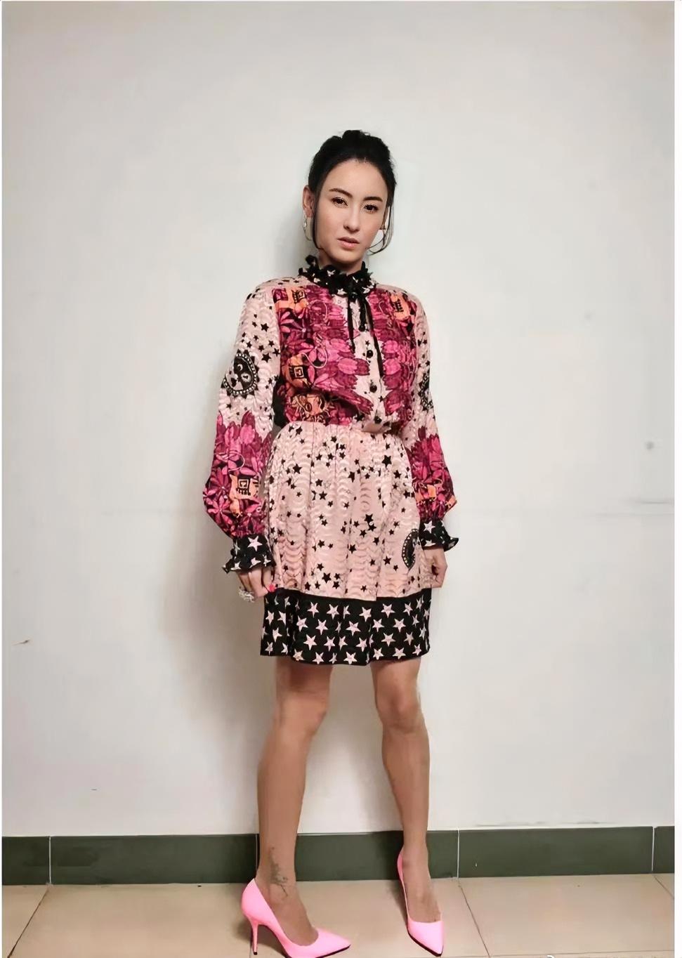 张柏芝的衣品越来越朝李嘉欣的方向发展了，
但是却没有李嘉欣的贵妇气质，
这张照片