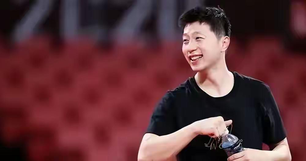 每天打一场球，
不是为了向谁证明什么，
而是给自己的一种交代。
手握香啤，
是一