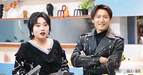 谁说李雪琴不美？她与美男谢霆锋一起上节目挺好看的，是不是有帅男在身旁变得更自然漂