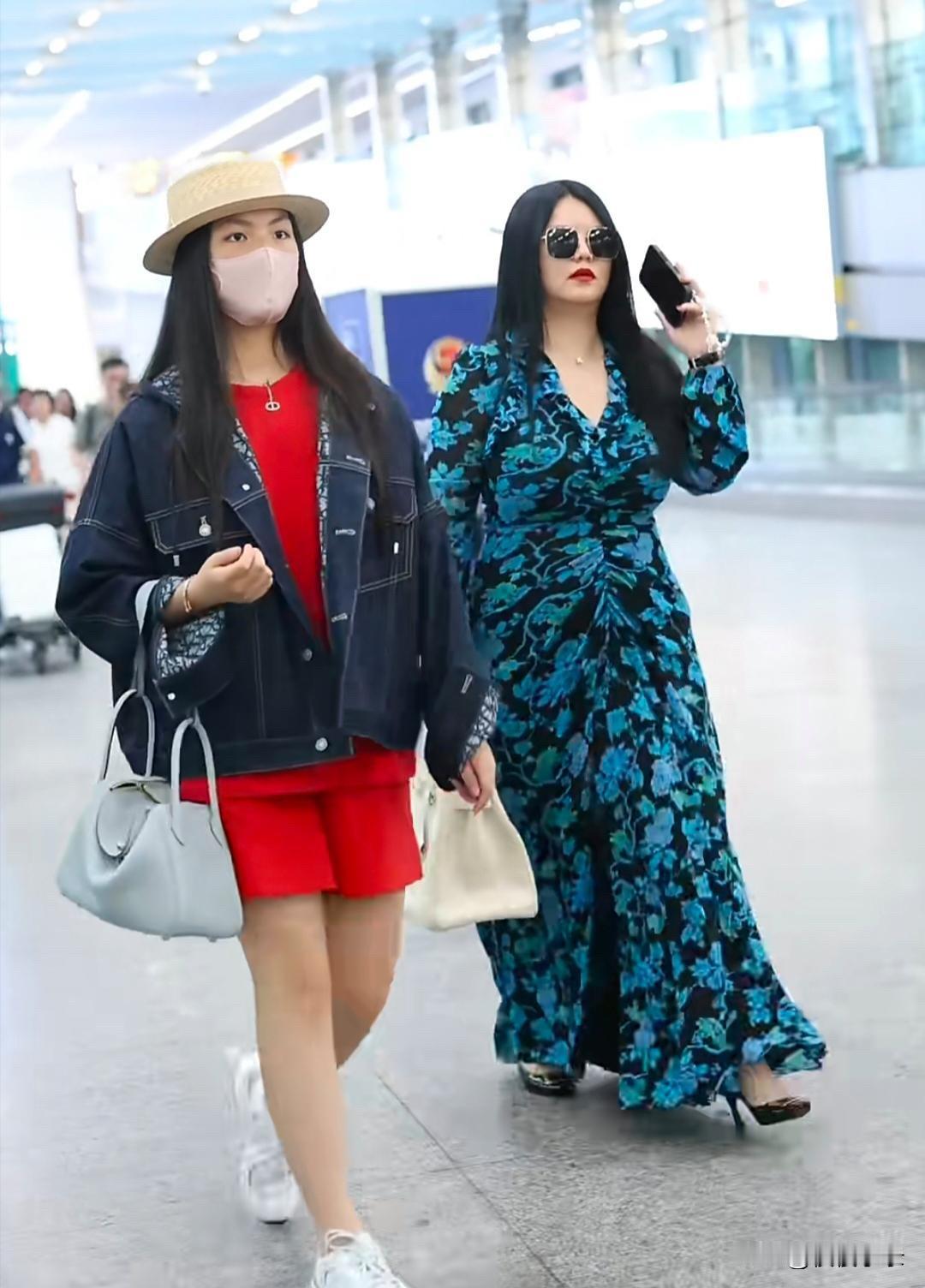 李湘和女儿王诗龄现身机场，她整个人好圆润，一身肥肉，水桶腰，一点明星的样子都没有