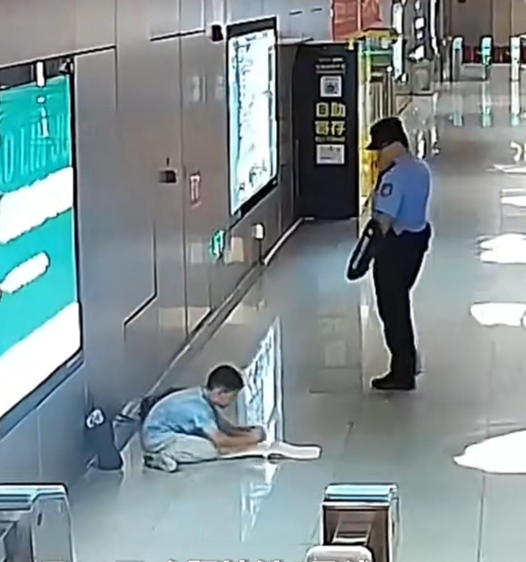 地铁站内暖心一幕，辅警为孩童搭建临时学习角。7月22日，合肥地铁8号线站厅内发生