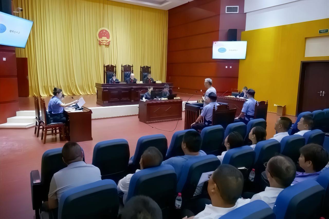阆中百名村（社区）干部旁听职务犯罪庭审

近日，阆中市人民法院公开开庭审理一起基