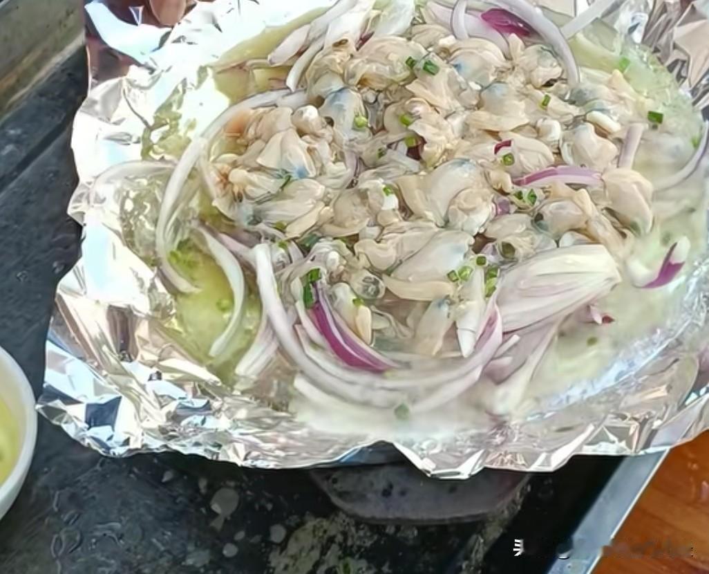 南通酒席上经典热菜，一般在中后段上，上早了吃其他菜就不鲜了。上桌后第一件事不是动