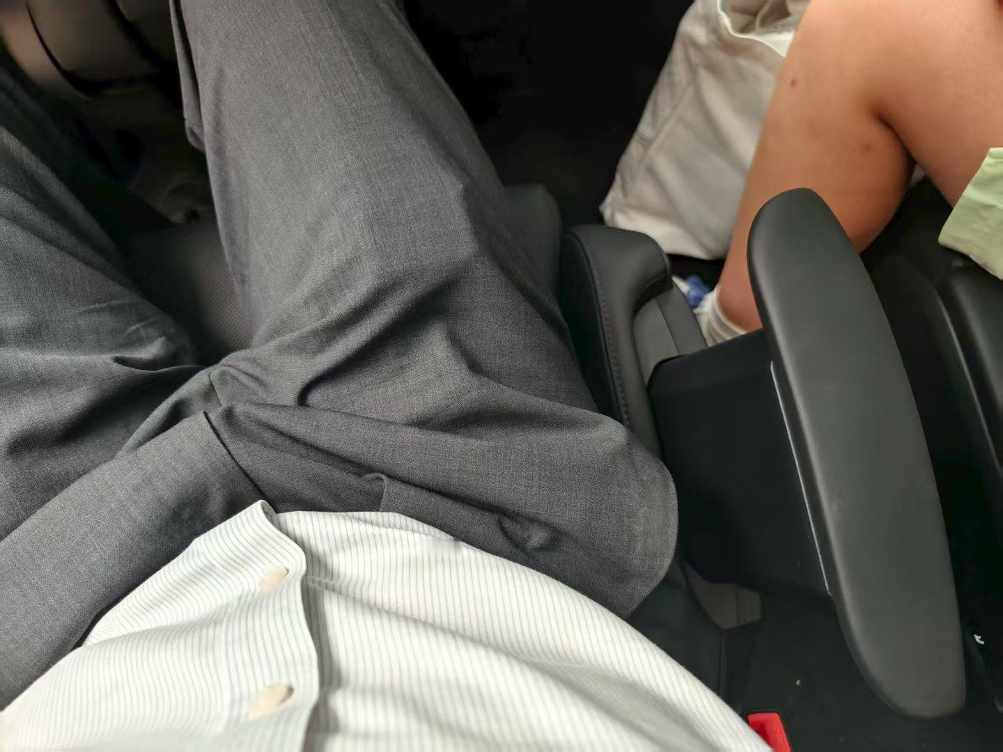 群友分享的图片，说是让我们看图猜车，可我看了半天，猜不出来，话筒给你们。大v聊车