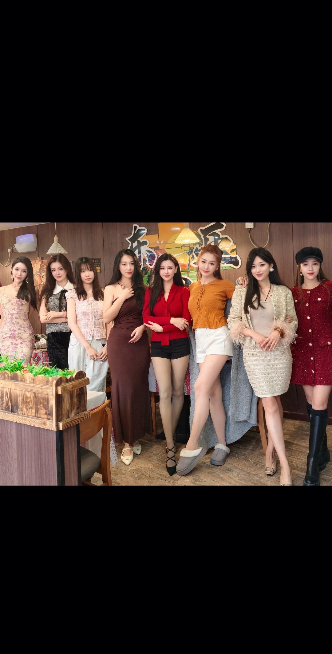 漂亮姐姐也不耽误干饭。