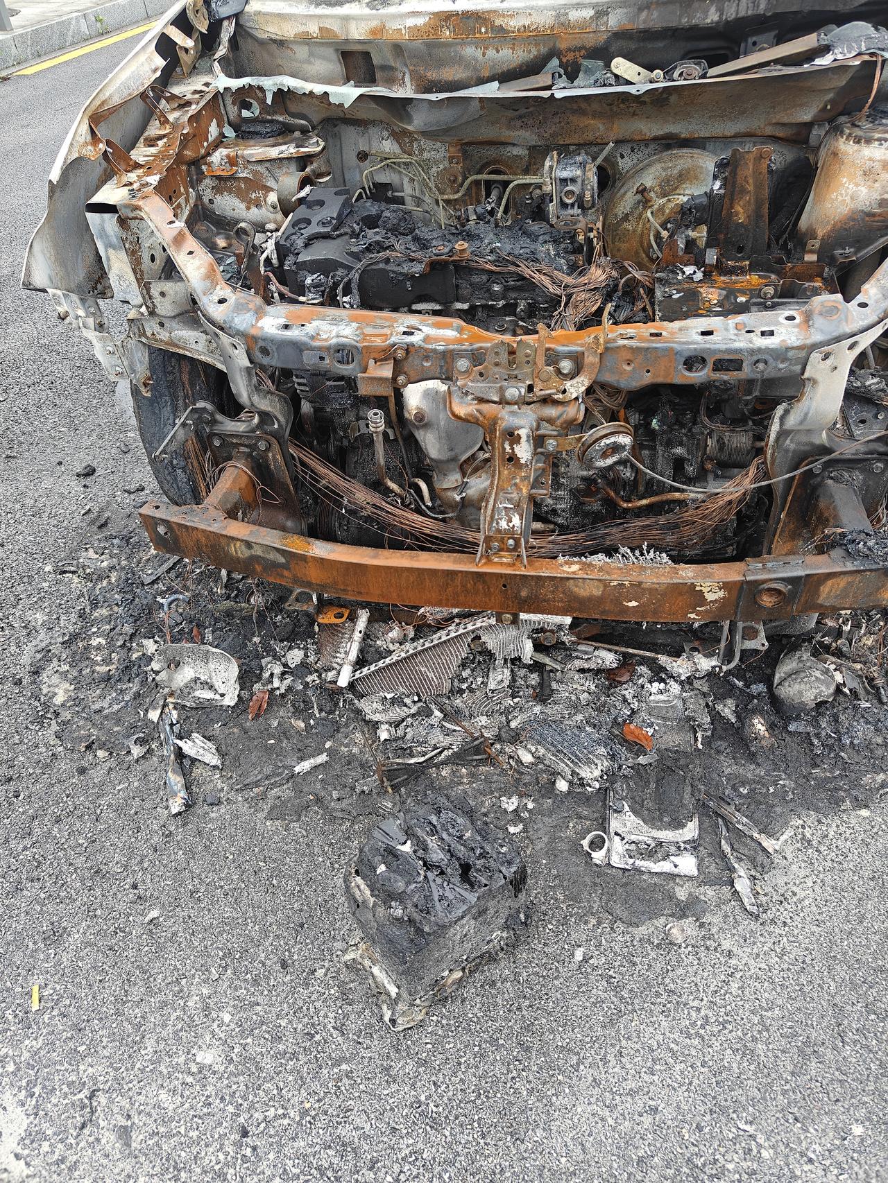 实锤岳麓大道旁自燃的车是一辆棕色雷诺SUV油车。
车子前部已烧得只剩骨架，内部零