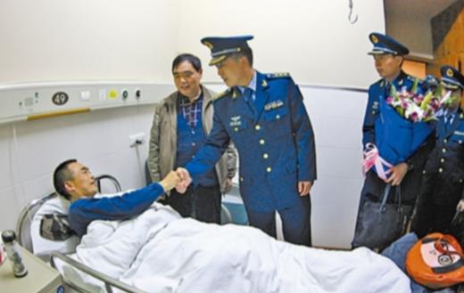 1988年，一名飞行员坠入深山，被好心的农民相救，27年后，农民的妻子打来电话：