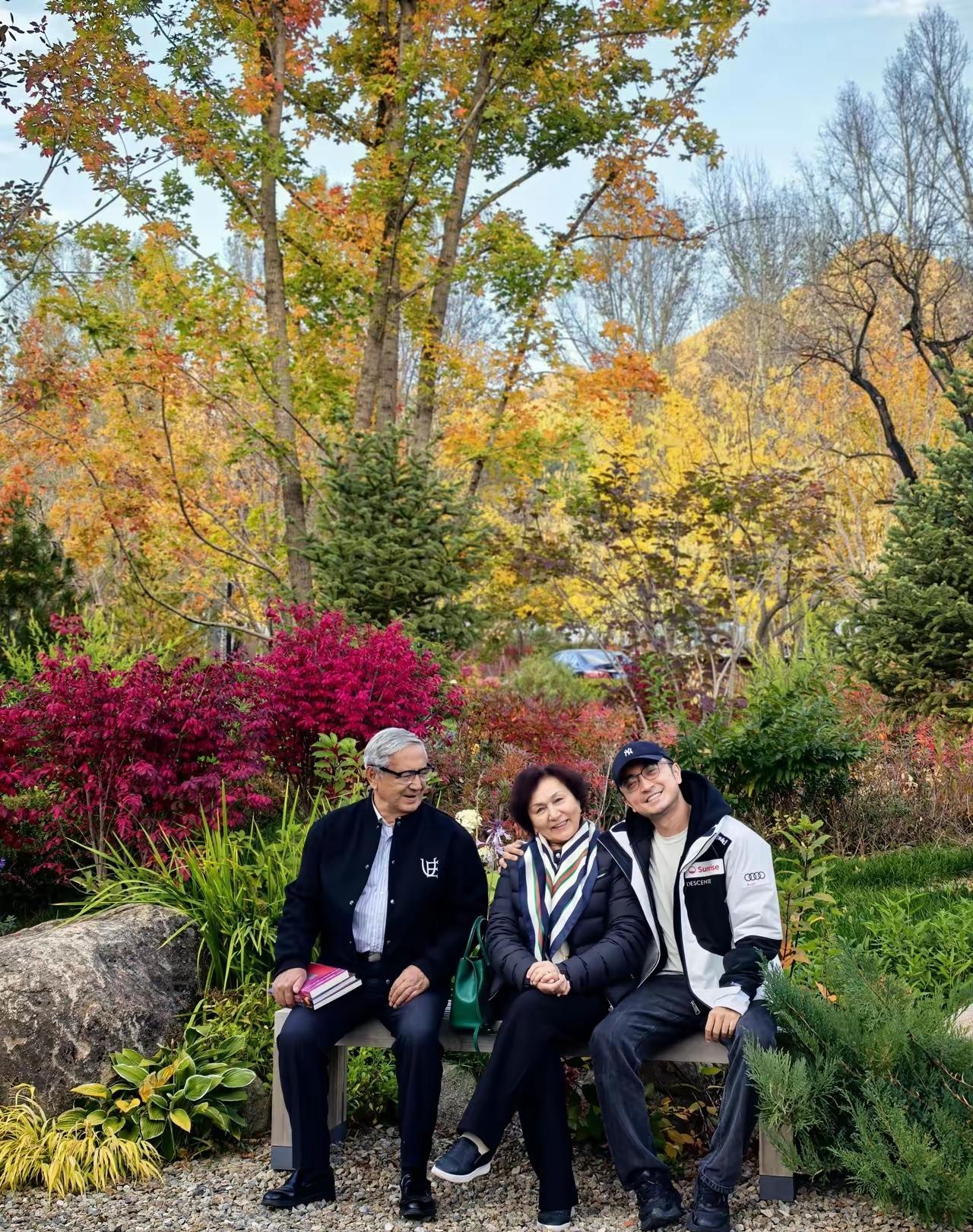 尼可买提与爸妈公园随拍，一家人同框画面温馨又幸福！
镜头下一家三口坐在公园的长椅