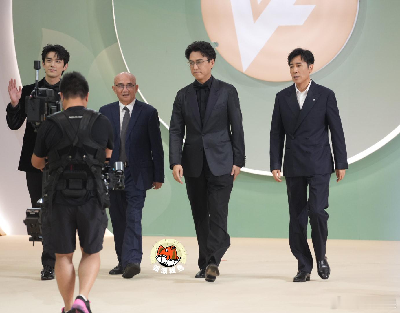 白玉兰红毯《西北岁月》三位主演和编剧龙平平亮相，革命者永远是年轻～白玉兰线上报道