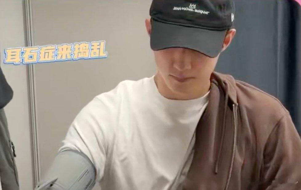 四大特征，教你识别耳石症：耳石症发作极具特点，可概括为“头位触发，来去如风”。鲁