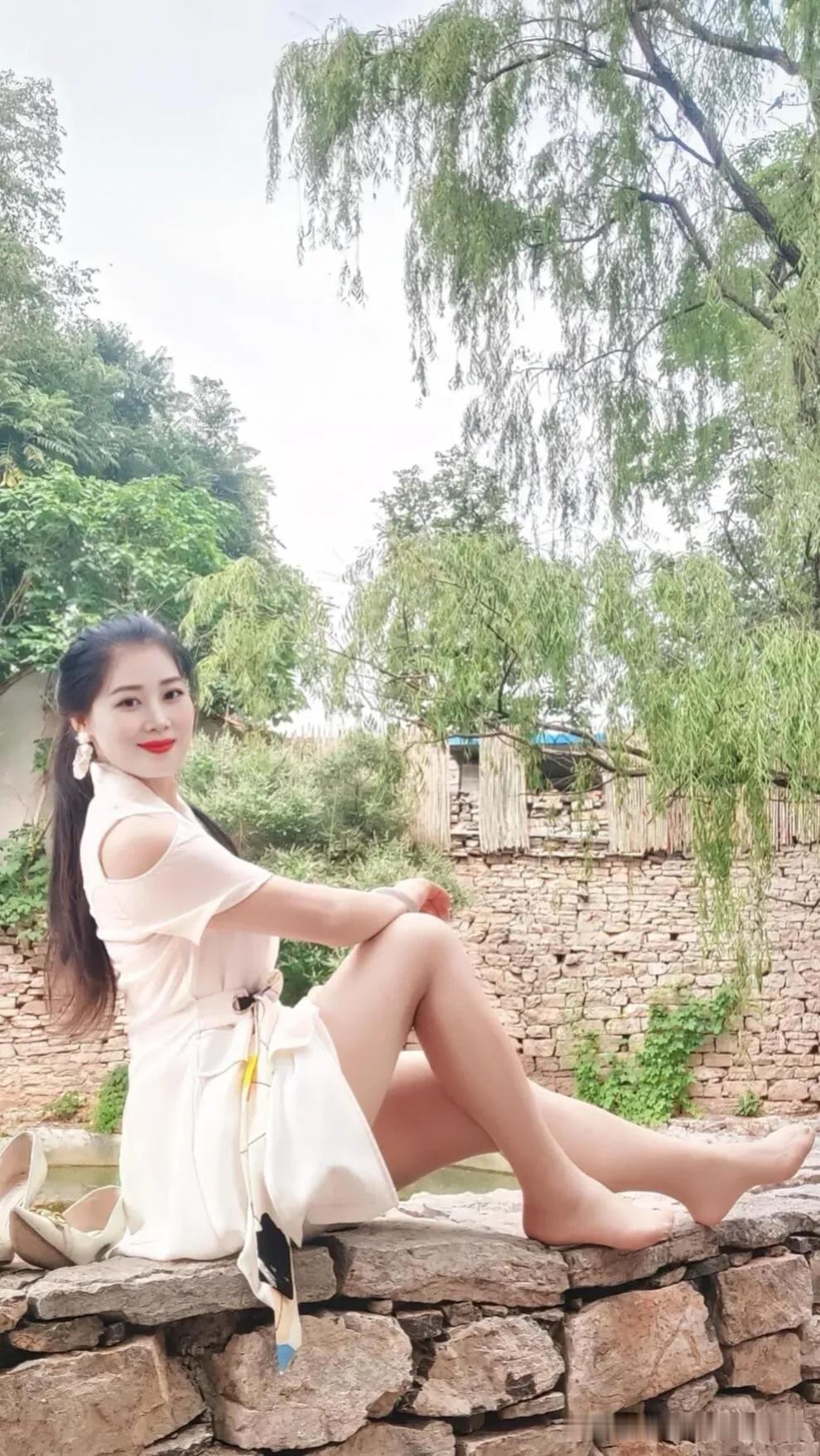 那些以为会很漫长的十年八载，终究成了指缝间握不住的流年。