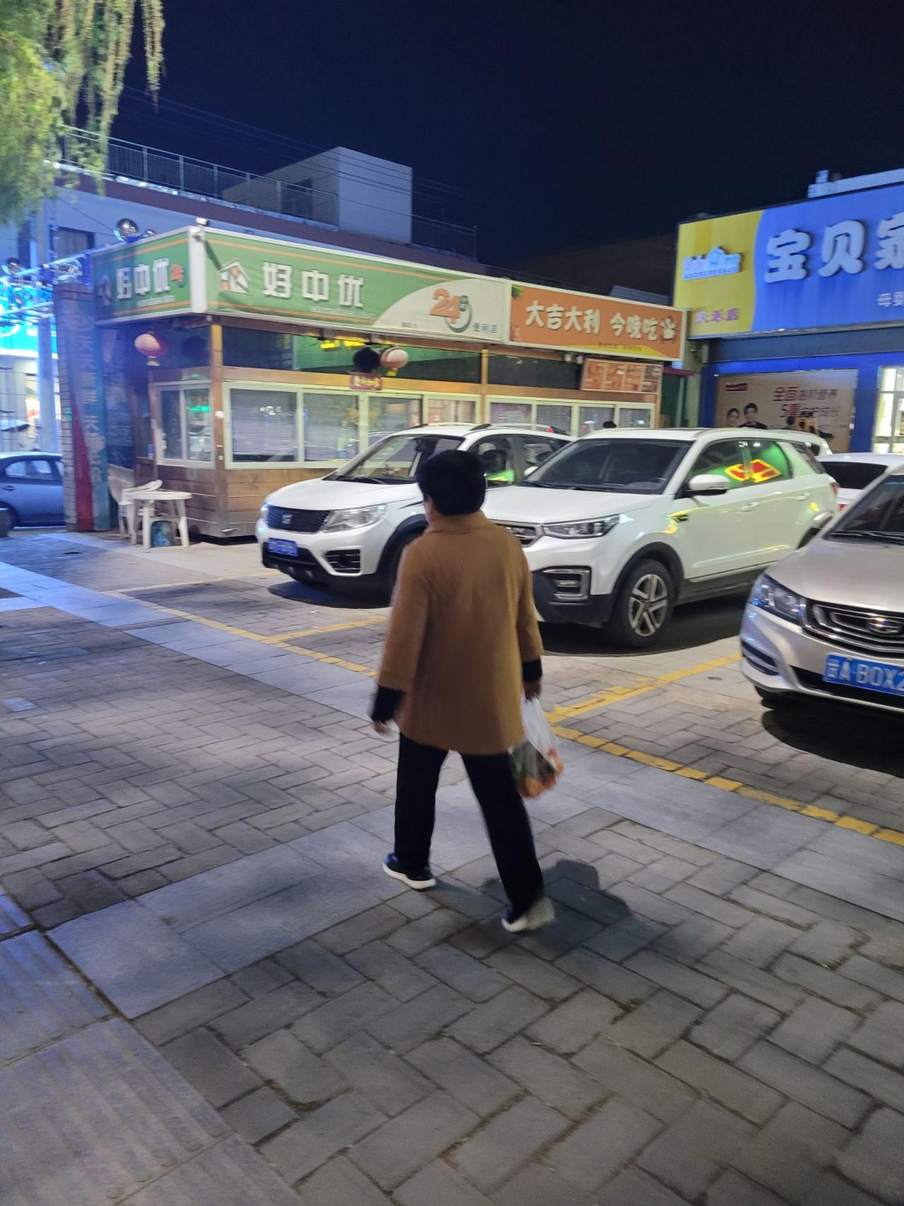 当我发誓与前夫一刀两断，再也不见时，前婆婆泪眼摩挲跟我说：你愿意的话, 我还把你