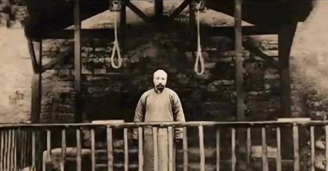 1927年4月28日，李大钊被北洋当局处以绞刑。敌人竟特邀摄影师，妄图拍下李大钊