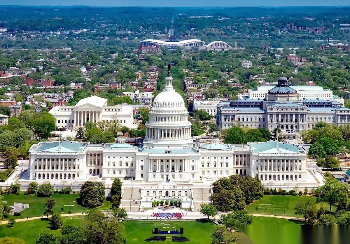 现在的特朗普可谓是焦头烂额，他唯一应该感到庆幸的是，中国不会谋求成为第二个美国。