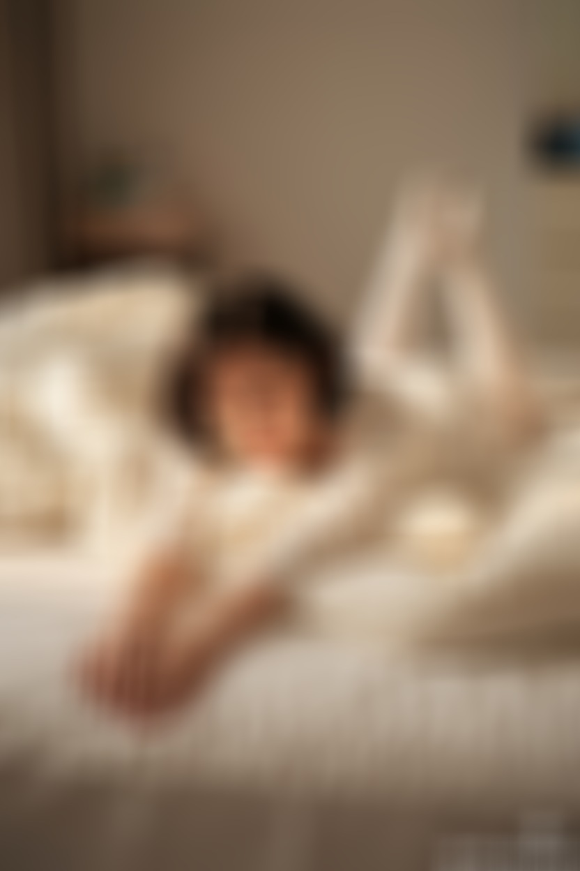 即梦提示词，居家女友写真，人像摄影风格，画面内是一位黑发女子趴在床上...