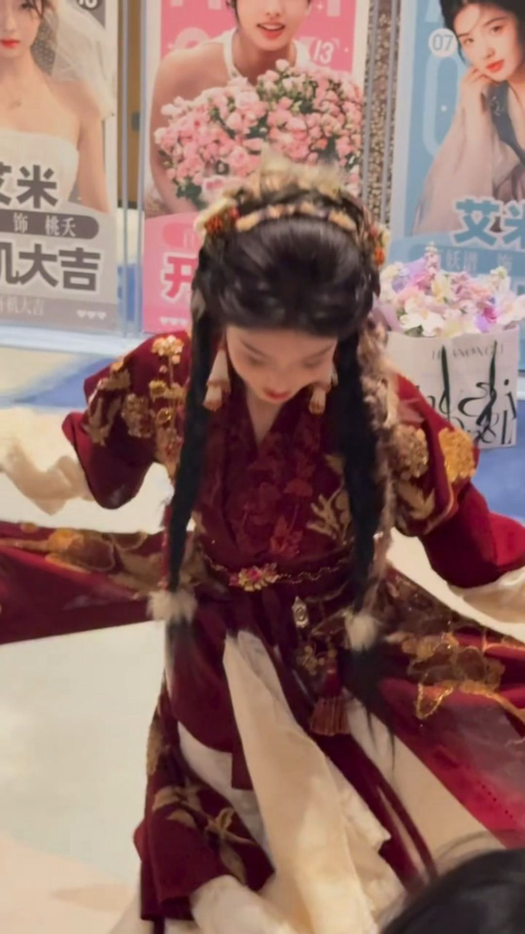 转圈圈给粉丝展示新裙子的艾米萌哭我了