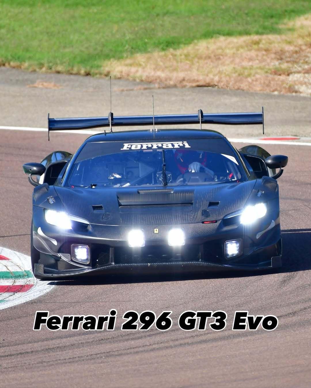 法拉利296 LMGT3 EVO测试尾翼端板和之前的发布版、早期测试版有一些小差