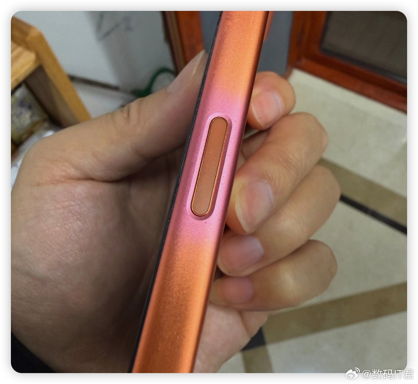 iPhone17只用一个月橙色变粉色这有点离谱了，正常用咋能褪色成这样？搜了下小