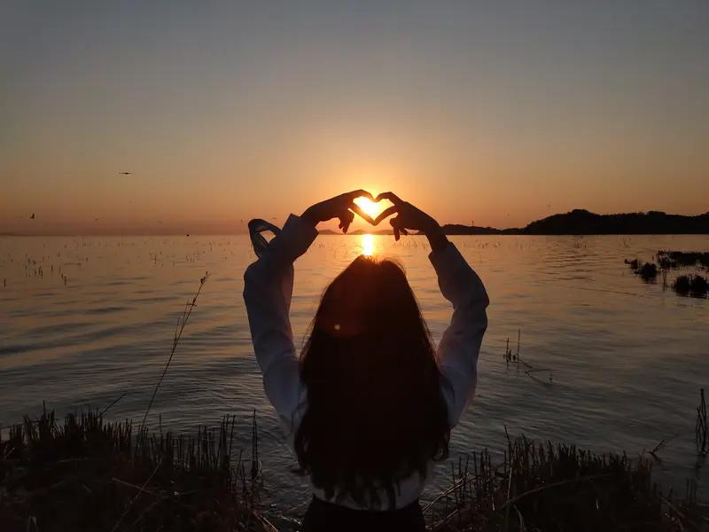 “问世间情是何物，直教生死相许”，情之一字，着实魔力非凡。高尚的情操，恰似默默燃