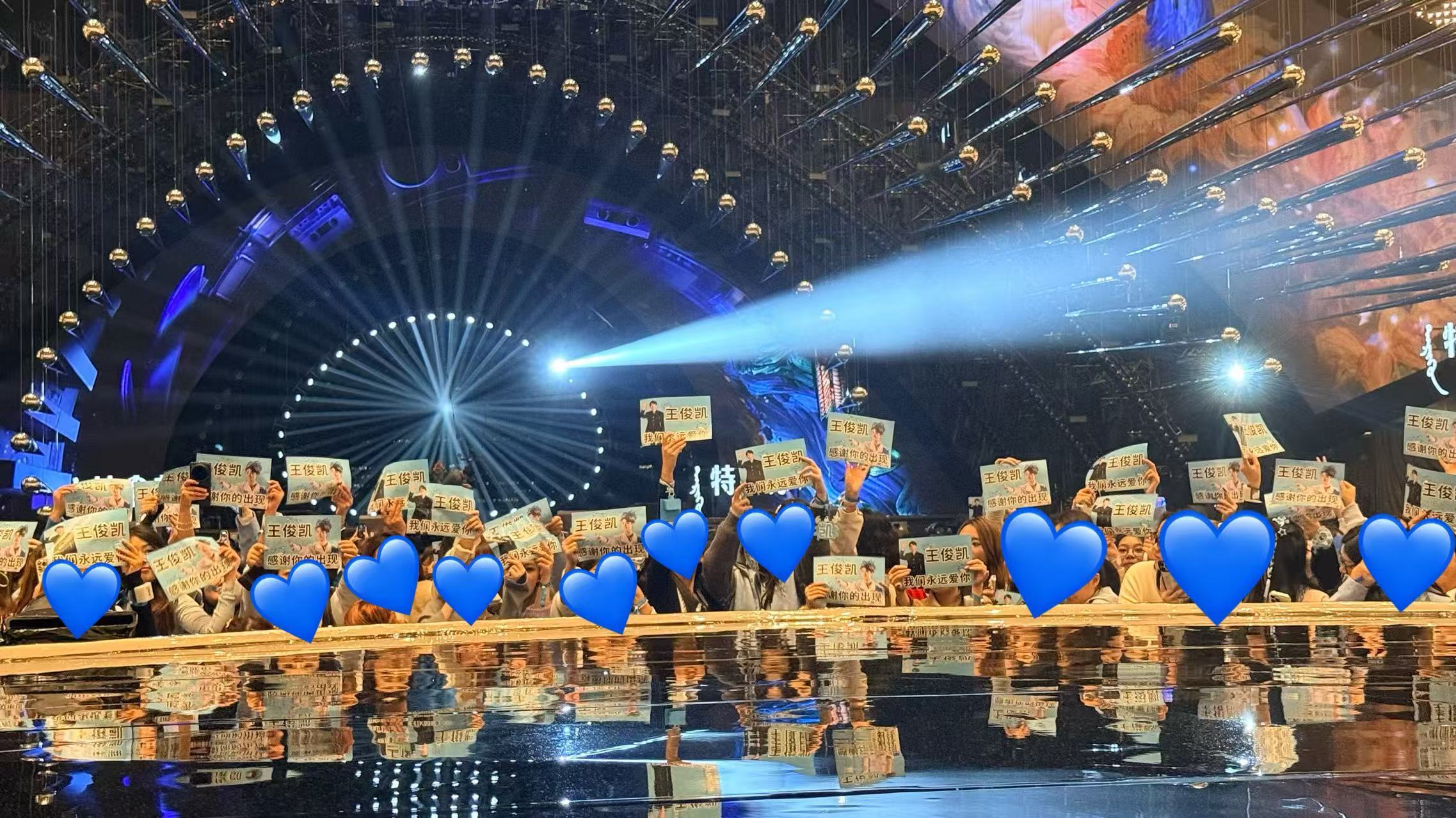 真的好多人好爱你哦俊凯。为了你，可以排队几小时，为了你，可以自发组织制作写着“王