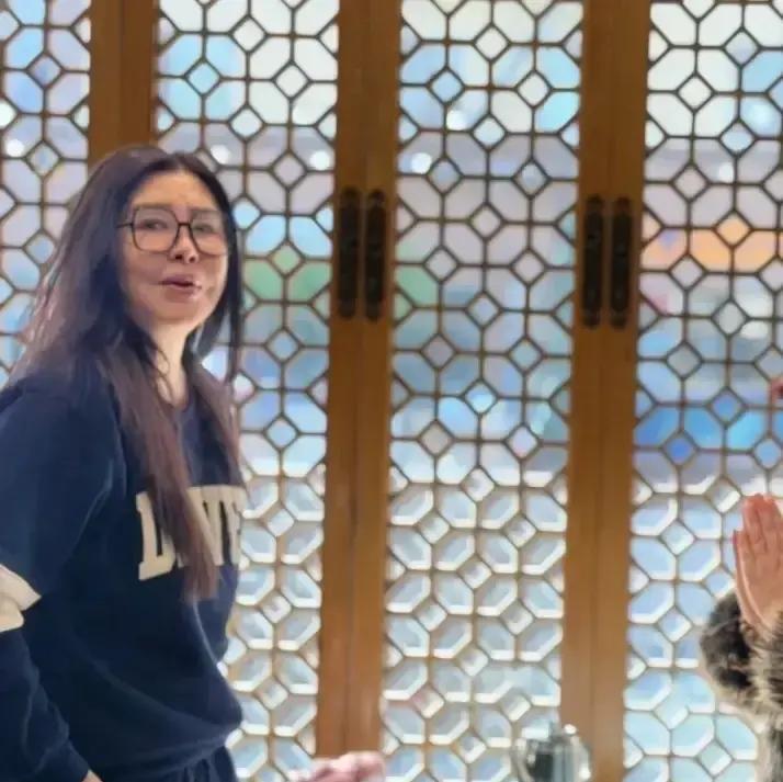 58岁王祖贤胖到认不出！
 
照片一出，朋友圈炸锅。宽松卫衣、发尾打结、脸圆了一