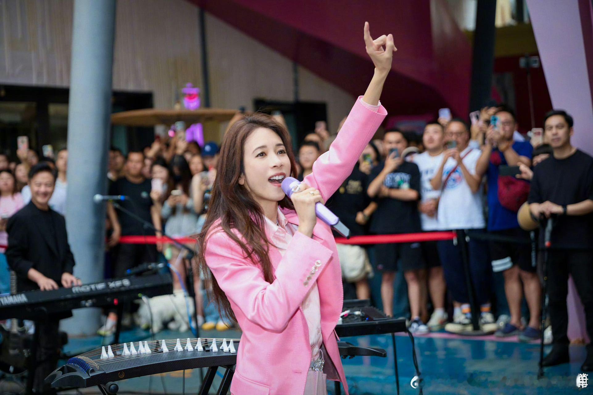 #莫文蔚大秀一场演唱会521预售# 莫文蔚大秀一场演唱会 521 预售，这绝对是