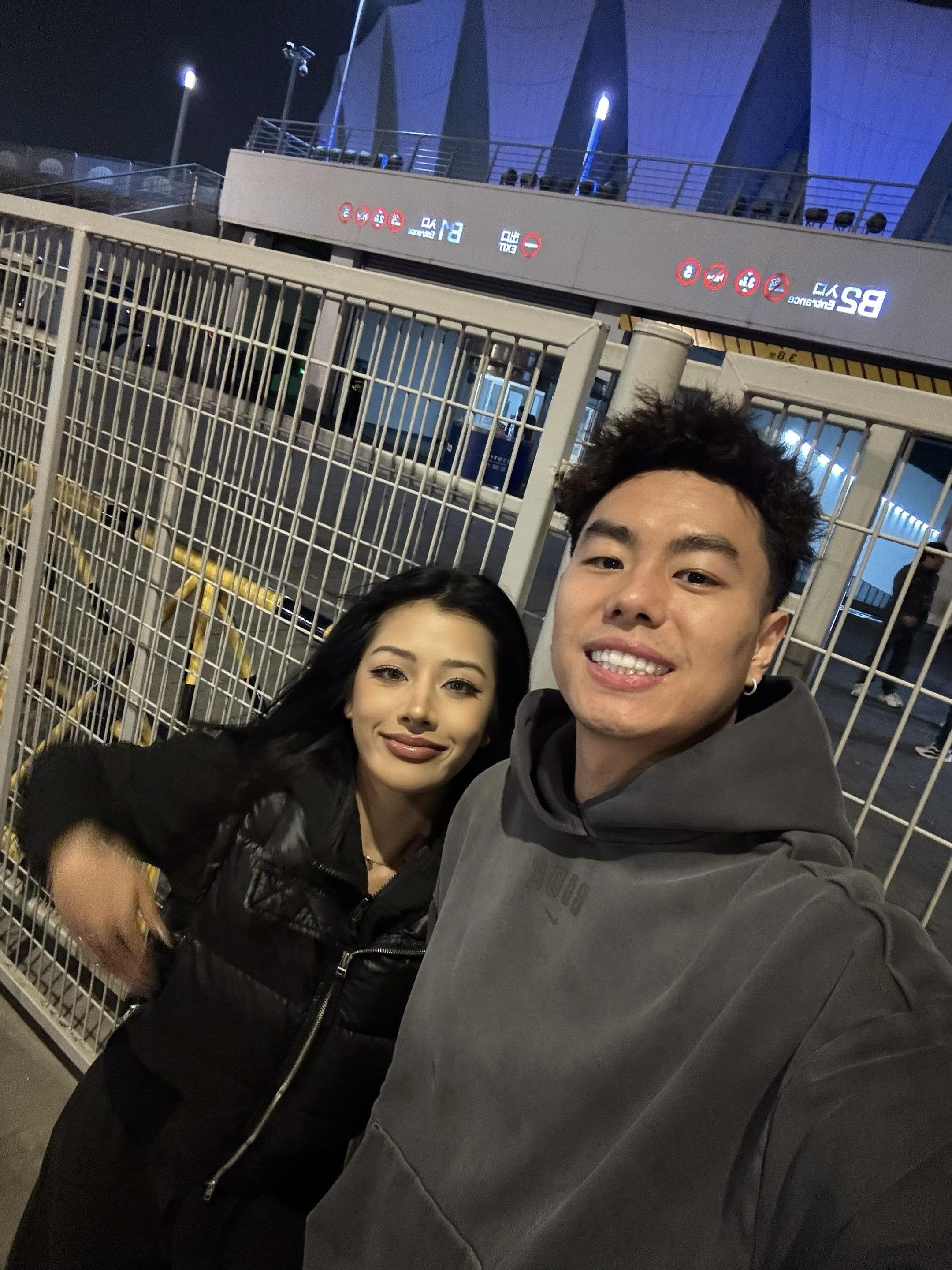 没有你 我感觉自己像个能独当一面的女将士 面对你 我变成了一个需要抱抱...