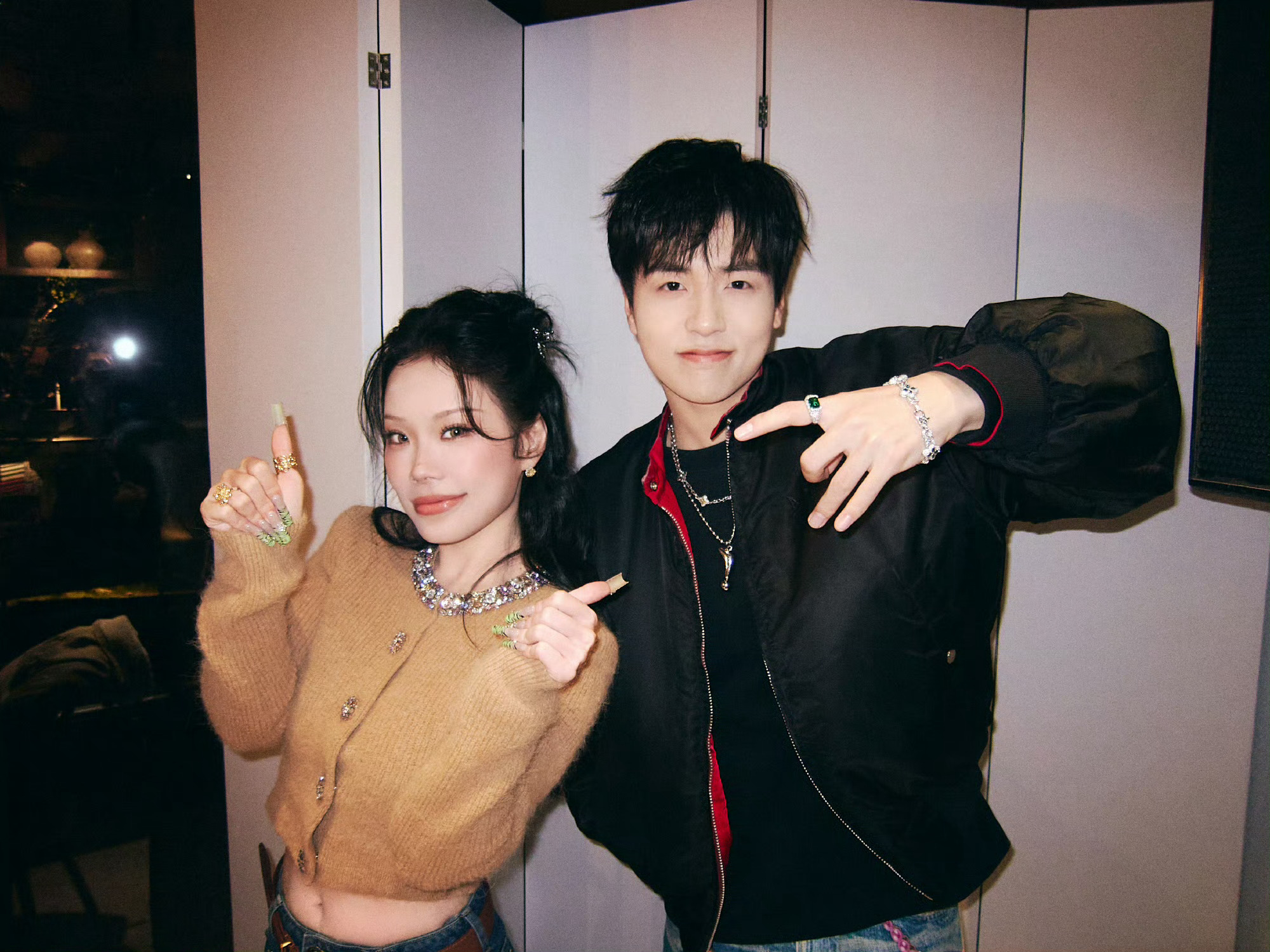 万妮达你们很美很帅哟翁帅哥和翁美女什么时候凑一起做一个歌