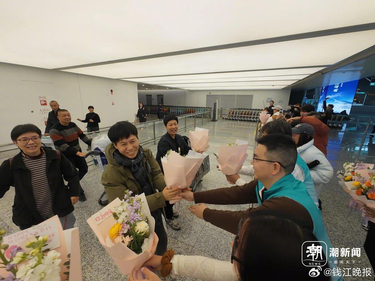 #迪拜滞留旅客平安落地后激动鼓掌#【落地后客舱所有人自发鼓掌！今天又一批迪拜滞留