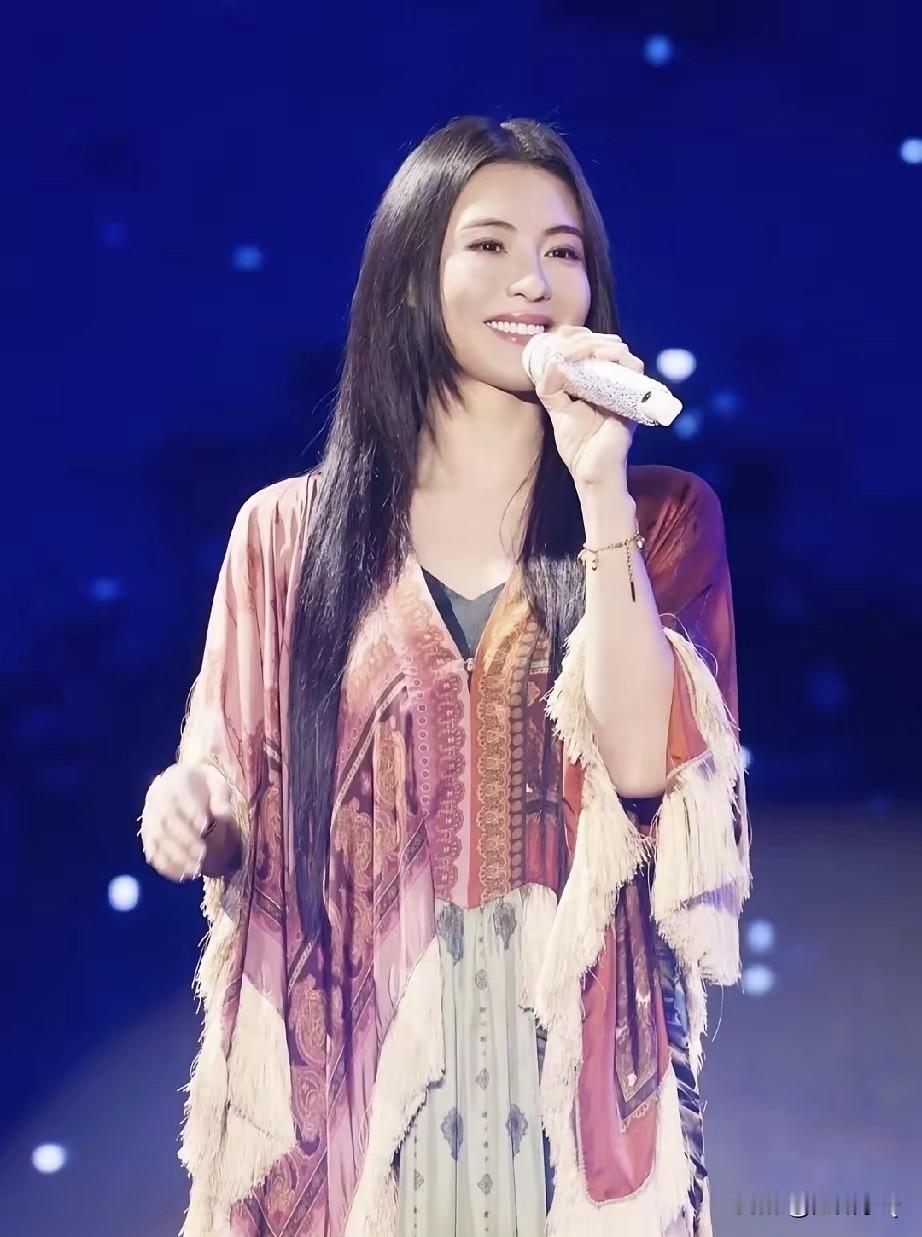 张柏芝亮相青岛演唱会舞台，一袭波西米亚长裙和黑长直惊艳全场，恍惚间，《无极》里的