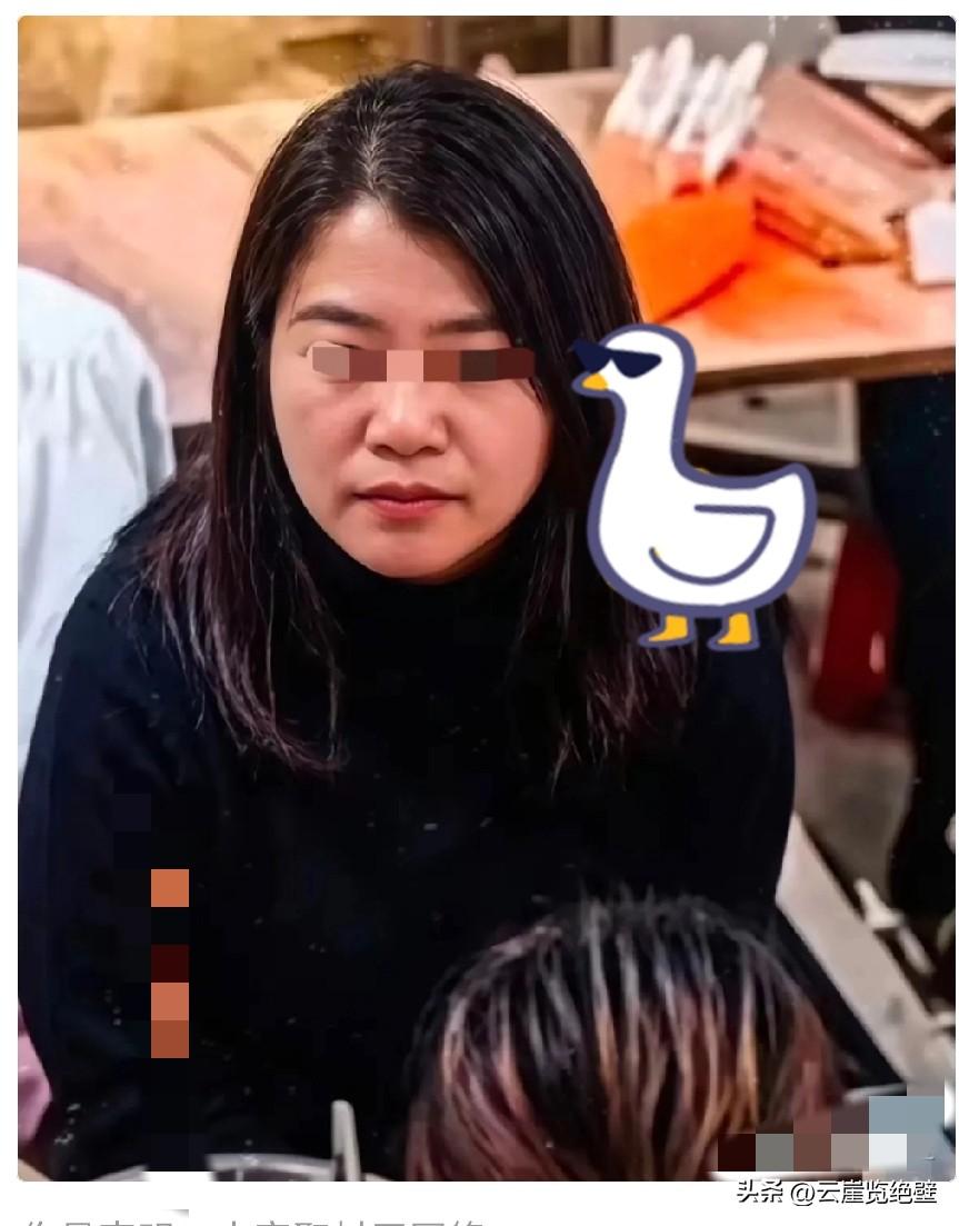 不出意外的话，
如今全网最不好过的人，
不是被泼螺蛳粉汤的人，也不是泼螺蛳粉汤的