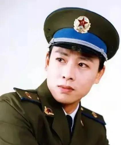 当年，胡亚捷凭借着《便衣警察》红极一时，新戏杀青后，他回到家，家里乱七八糟的样子