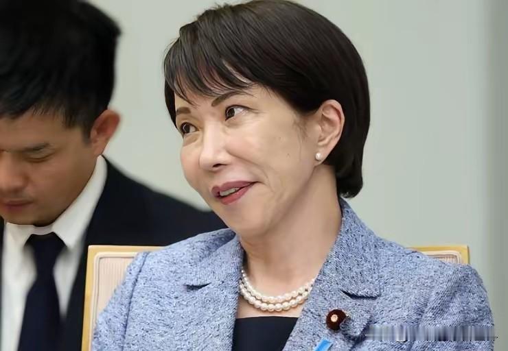 这些年日本政坛整体氛围偏于平淡，不少政客表态审慎周全、习惯留有余地，普通民众很容