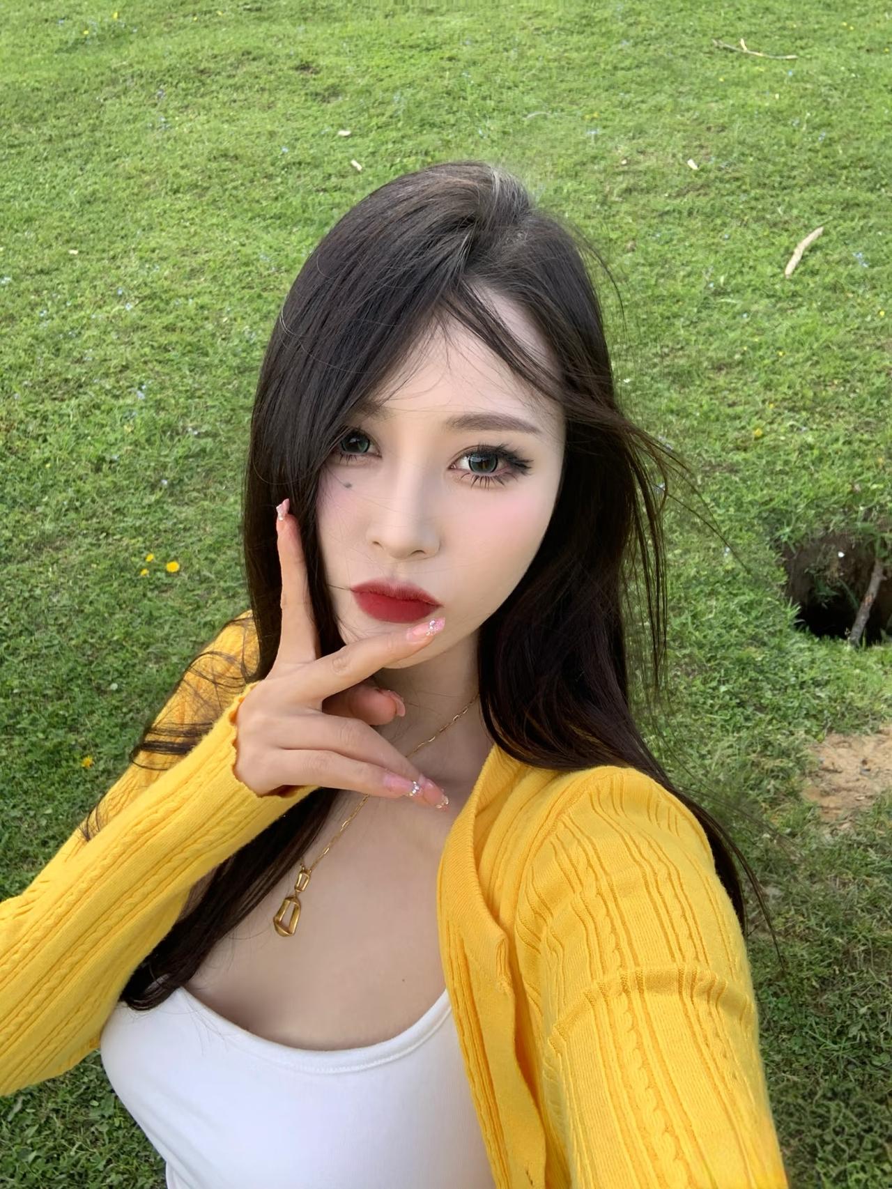 蓝天白云，绿水青山，碧绿的草原，漂亮的美女！美的如诗如画！