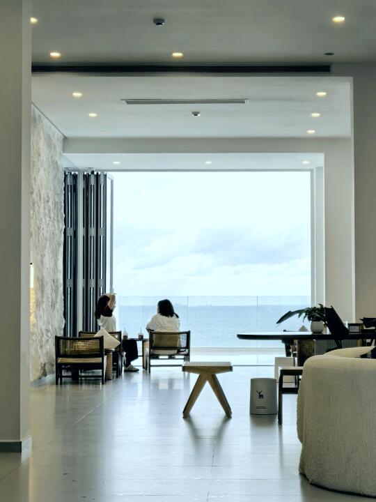 在三亚机场旁边的圣托里尼发呆