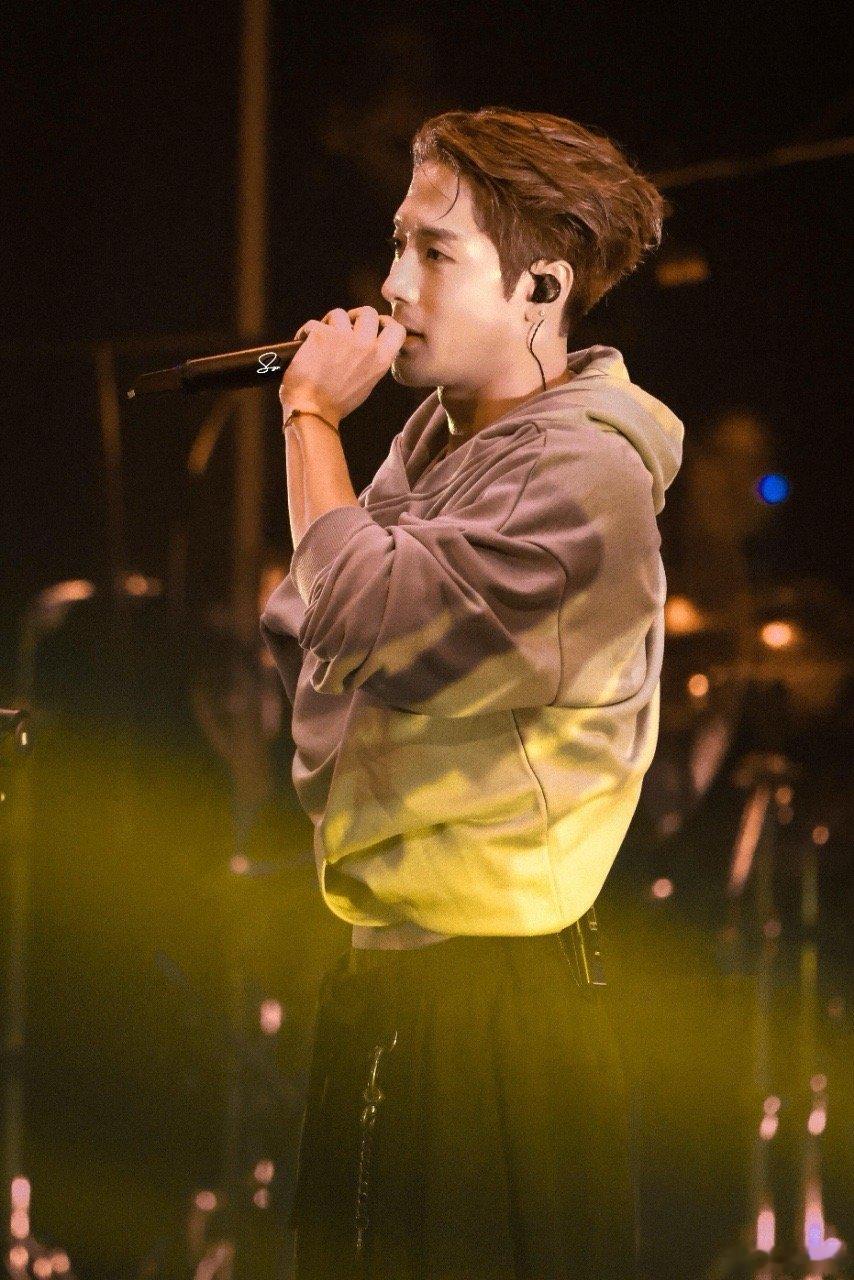 没想过王嘉尔和江湖也这么适配 看完MV直接入坑！ 剪辑卡点太绝了，每一帧都和鼓点