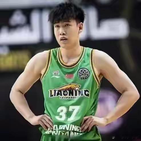 辽宁籍球员之李虎翼李虎翼，2002年6月出生于辽宁省沈阳市，身高1米88，体重7