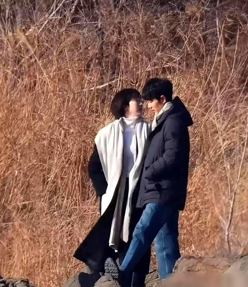 零下十几度的青岛海滩，肖战和姜妍这长达十几秒的“取暖”，直接把寒风都给烧穿了。