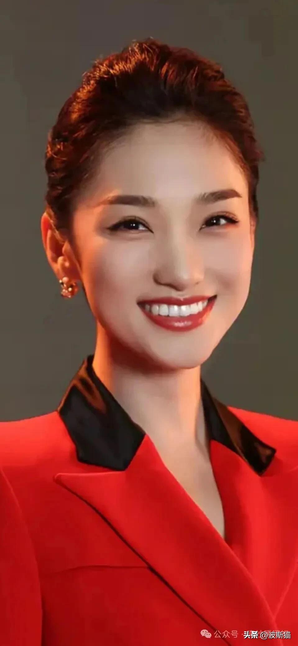 长着一双笑眼，嘴巴大大的，但一点儿都不歪，两排牙齿洁白晶莹，但没有烤瓷牙的感觉。