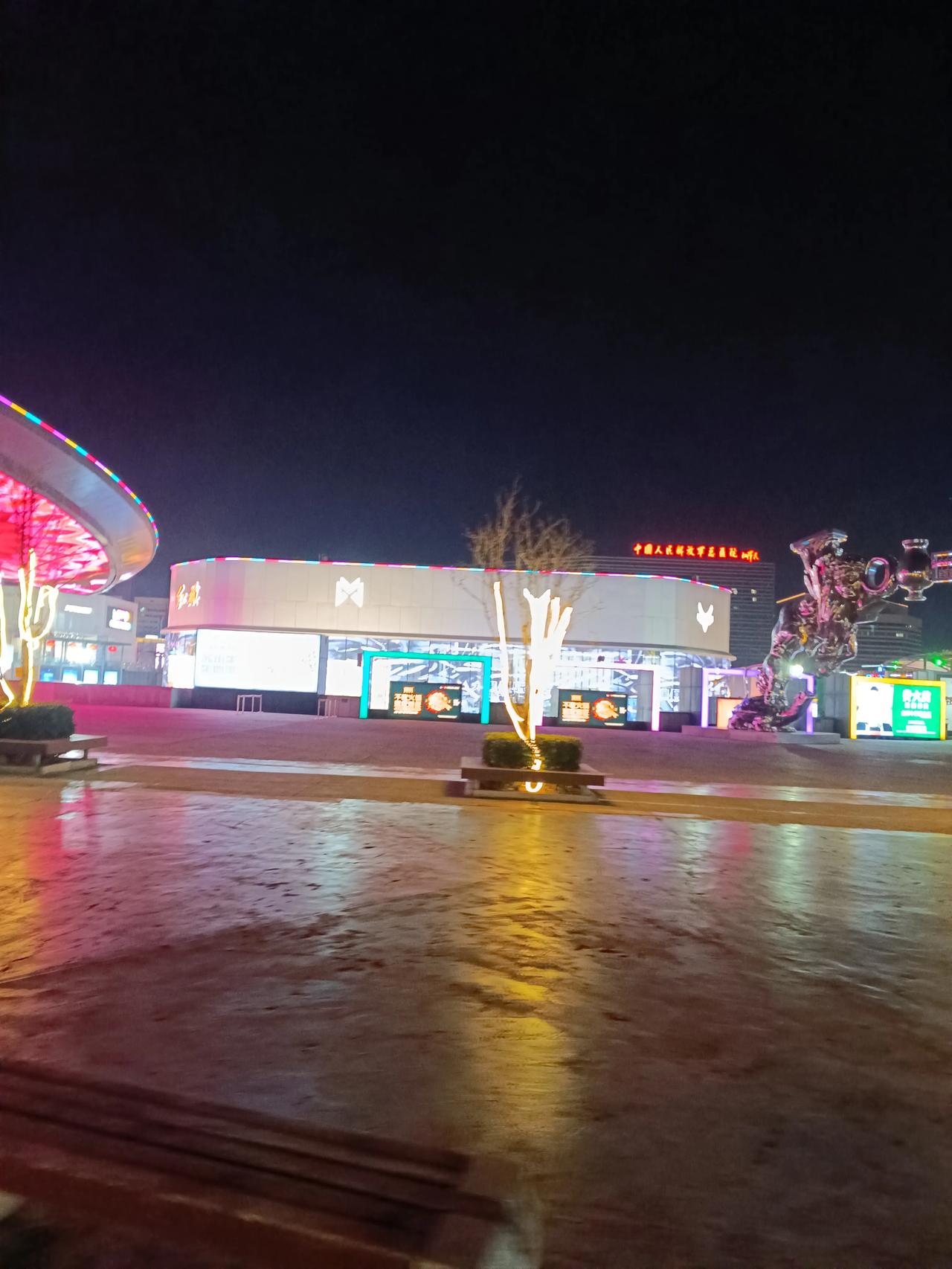 今天去了万达广场转了转，真的是比老家那种还要豪华啊，真的是太震撼了啊，尤其是这大